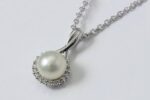 Necklace with cultured pearl 6.5 -7 mm and diamonds ct. 0.10:XNUMX