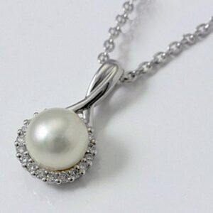 Necklace with cultured pearl 6.5 -7 mm and diamonds ct. 0.10:XNUMX