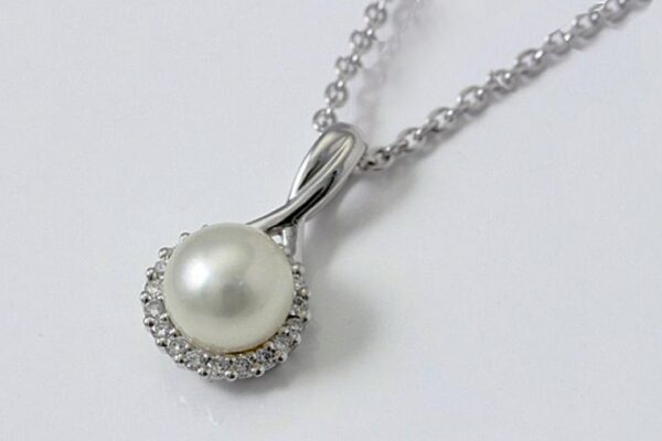 Girocollo con perla coltivata 6.5 -7 mm e diamanti ct. 0.10