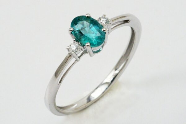 Ring with emerald ct. 0.40 and diamonds ct. 0.04:XNUMX