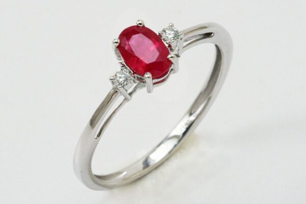 Ruby ring ct. 0.50 and diamonds ct. 0.04:XNUMX