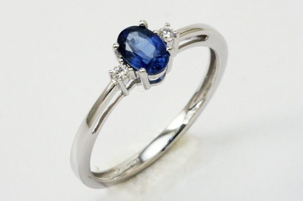 Sapphire ring ct. 0.50 and diamonds ct. 0.04:XNUMX