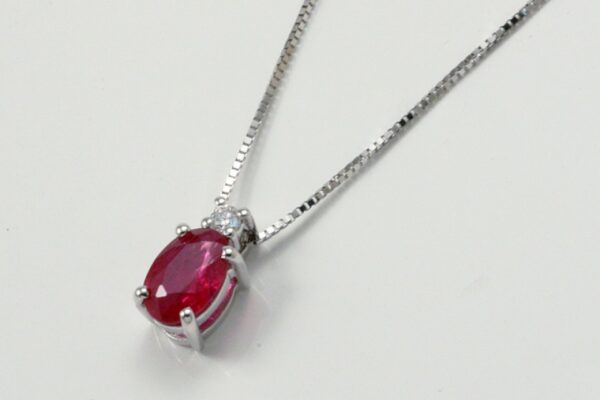 Girocollo con rubino ct. 0.50 e diamanti ct. 0.02