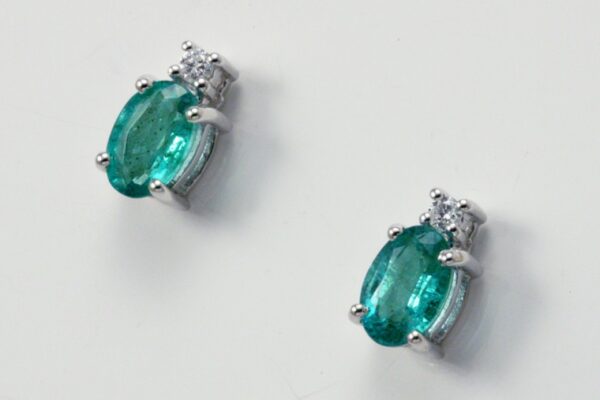 Earrings with emeralds ct. 0.80 and diamonds ct. 0.04:XNUMX