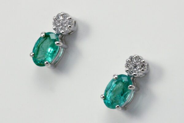 Earrings with emeralds ct. 0.80 and diamonds ct. 0.10:XNUMX