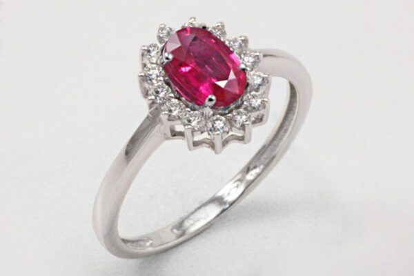 Ruby ring ct. 1.07 and diamonds ct. 0.26:XNUMX