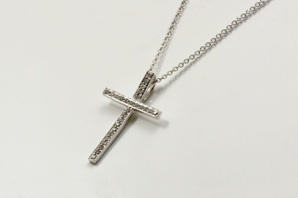 Croce in oro bianco con diamanti ct. 0.07