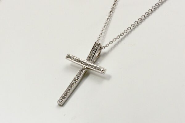 Croce in oro bianco con diamanti ct. 0.11