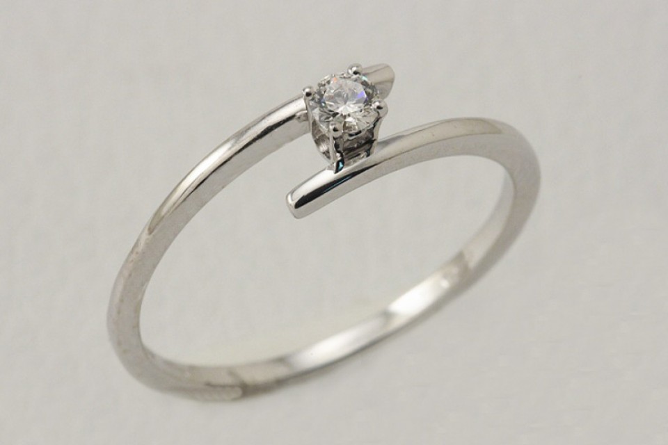 Anello solitario con diamante taglio brillante ct. 0.12
