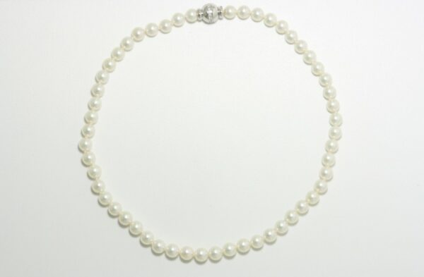 Collana di perle coltivate akoya giapponesi di 8 mm oro bianco e diamanti ct. 0.31