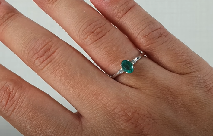 Anello di fidanzamento con smeraldo on sale