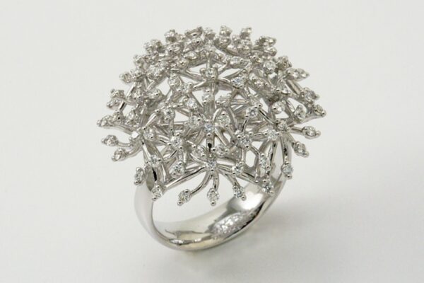 WHITE GOLD RING WITH CT DIAMONDS. 0.81:XNUMX