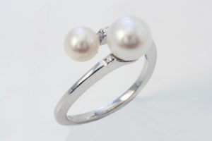 ANELLO CON PERLE DI 7 E 5 MM E DIAMANTI CT. 0.02