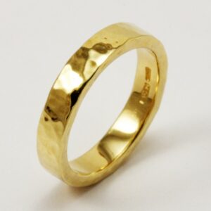 Engagement ring hammered in yellow gold