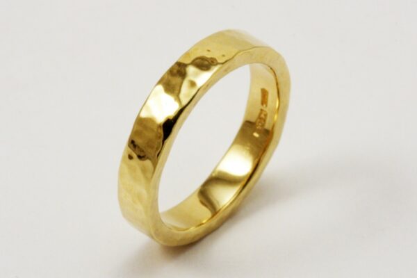 Engagement ring hammered in yellow gold