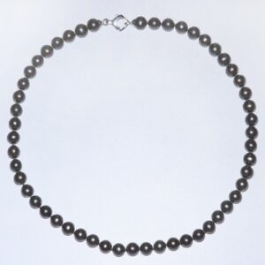 Collana di perle grigie akoya giapponesi di 7.5 8 mm e oro bianco