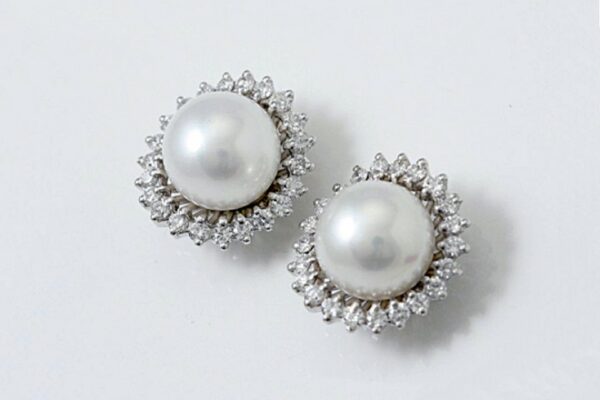 Orecchini perle coltivate 8.5 - 9 mm e diamanti ct. 0.64