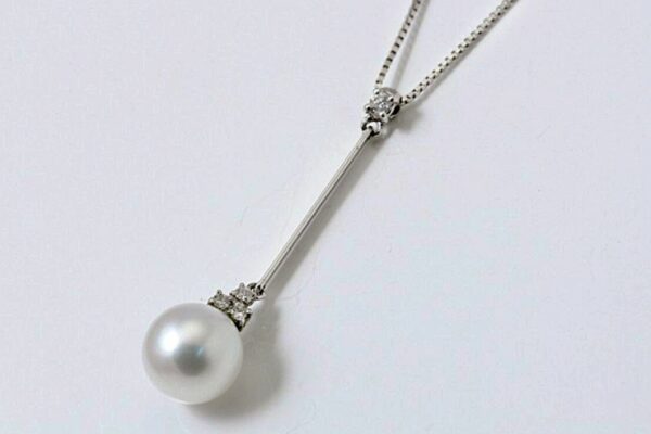 Girocollo con perla coltivata 8.5 mm e diamanti ct. 0.14