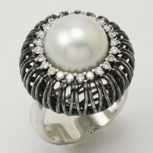 White and burnished gold ring with pearl and diamonds ct. 0.35:XNUMX