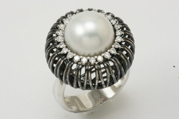 White and burnished gold ring with pearl and diamonds ct. 0.35:XNUMX