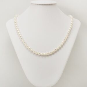 Collana di perle coltivate akoya giapponesi di 5 5.5 mm e oro bianco