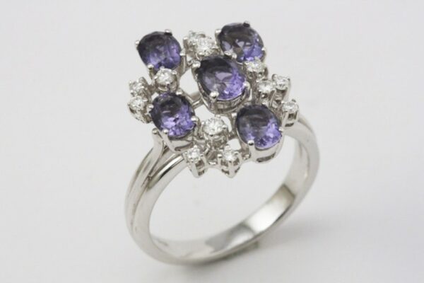 Ring with iolite and diamonds ct. 0.31:XNUMX