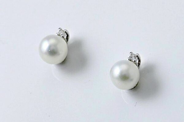 Orecchini perle coltivate akoya giapponesi 5 mm e diamanti ct. 0.02