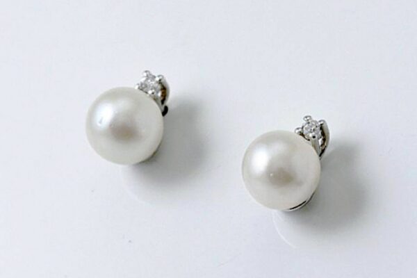 Orecchini perle coltivate akoya giapponesi 6 mm e diamanti ct. 0.03