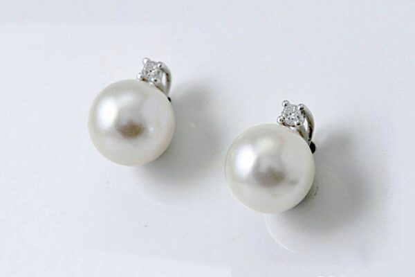 Orecchini perle coltivate akoya giapponesi 7.5 mm e diamanti ct. 0.04