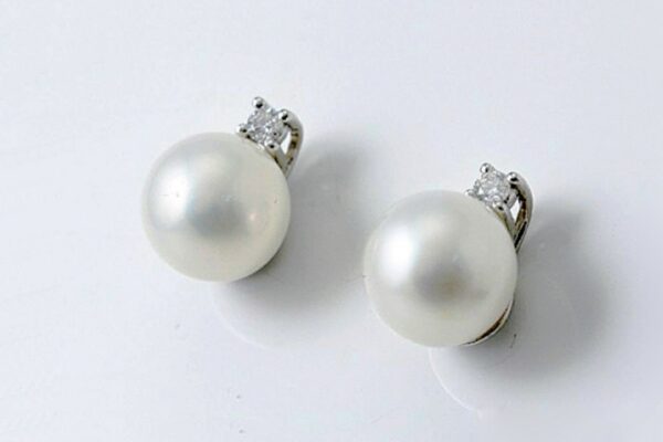 Orecchini perle coltivate akoya giapponesi 9 mm e diamanti ct. 0.08