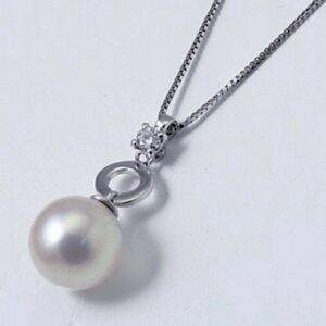 Necklace with cultured pearl 8 - 8.5 mm and diamond ct. 0.06:XNUMX