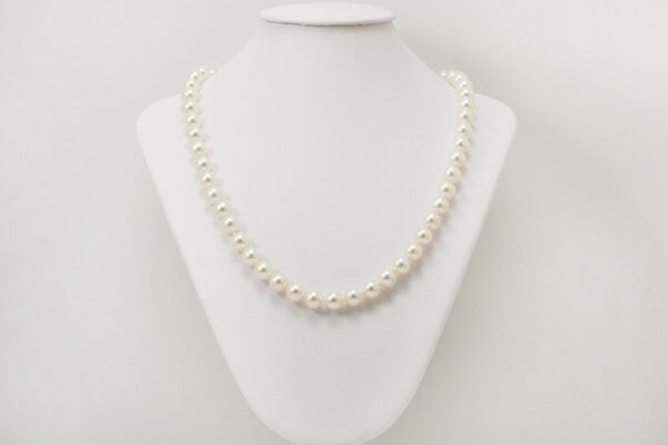 Collana di perle coltivate akoya giapponesi di 8 mm oro bianco e diamanti ct. 0.31