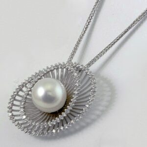 Girocollo con perla coltivata 10 mm e diamanti di ct. 0.68