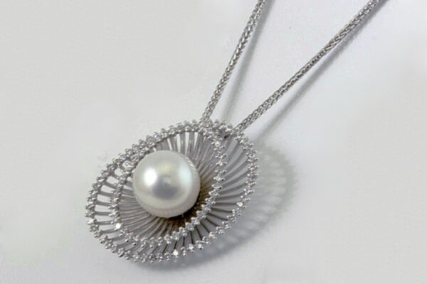 Girocollo con perla coltivata 10 mm e diamanti di ct. 0.68