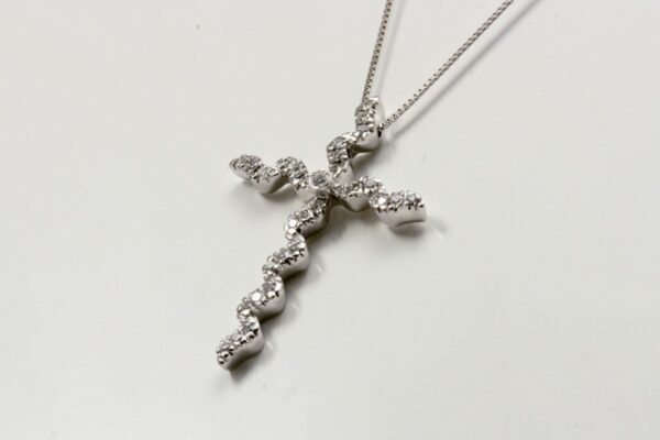Croce in oro bianco con diamanti ct. 0.23
