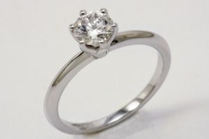 Anello solitario con diamante taglio brillante ct. 0.60 certificato GIA