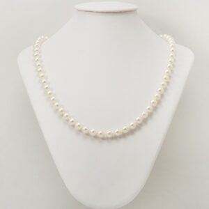 Collana di perle coltivate akoya giapponesi di 6.5 7 mm e oro bianco