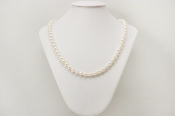 Collana di perle coltivate akoya giapponesi di 6.5 7 mm e oro bianco
