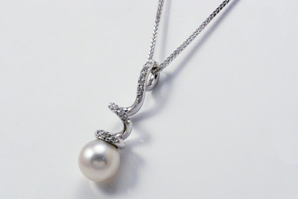 Girocollo con perla orientale 8 mm e diamanti ct. 0.08