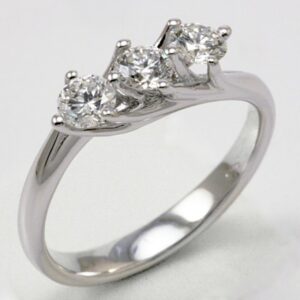 Trilogy ring with brilliant cut diamonds ct. 0.69