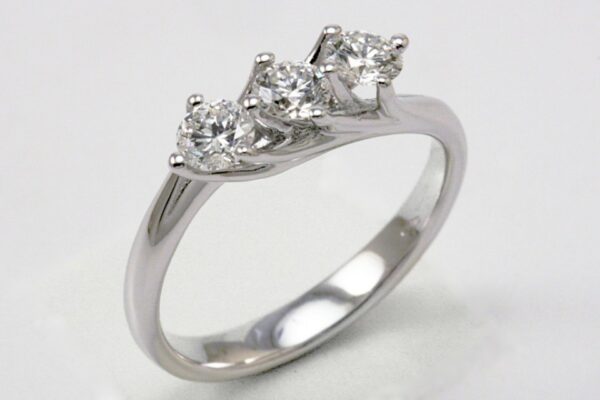 Trilogy ring with brilliant cut diamonds ct. 0.69