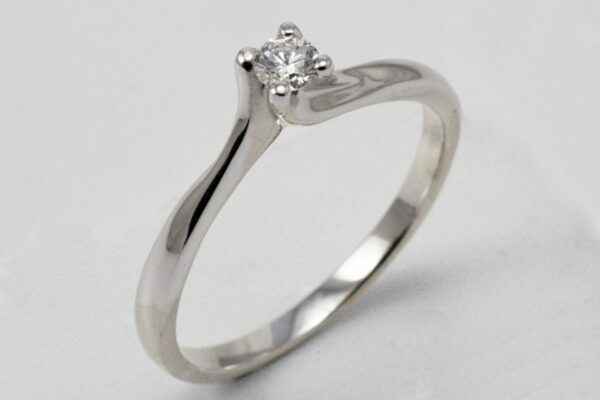 Solitaire ring with brilliant cut diamond ct. 0.12:XNUMX