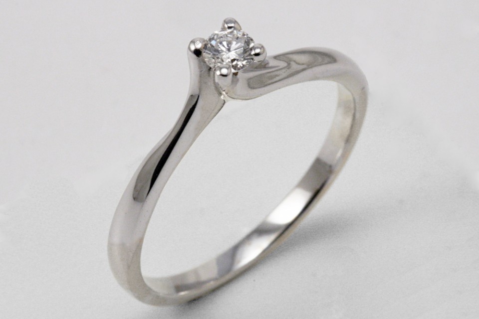 Anello con deals diamante solitario