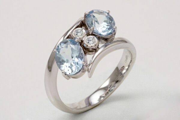 Anello con acquamarine ct. 2.15 e diamanti ct. 0.06