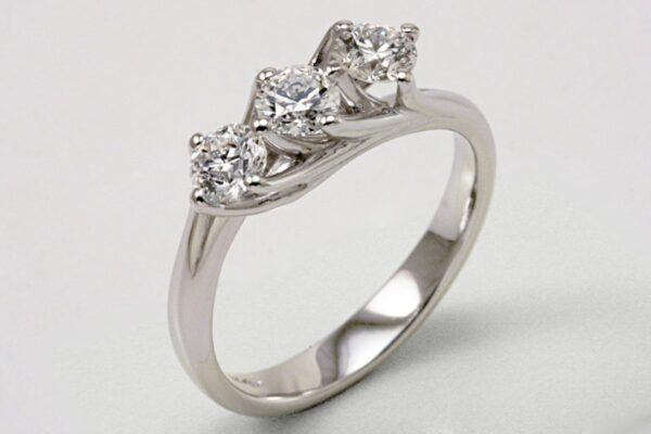 Trilogy ring with brilliant cut diamonds ct. 0.90