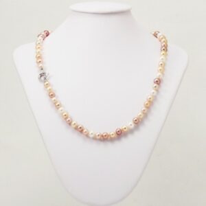 Collana di perle coltivate multicolor di 6.5 mm e oro bianco