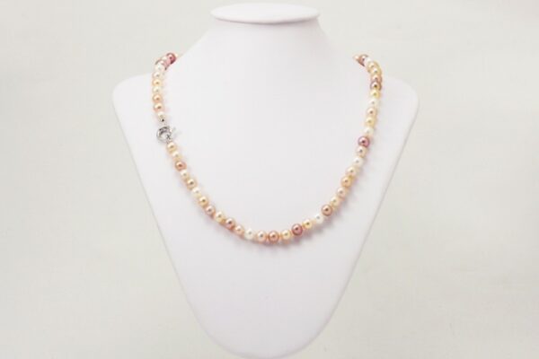 Collana di perle coltivate multicolor di 6.5 mm e oro bianco