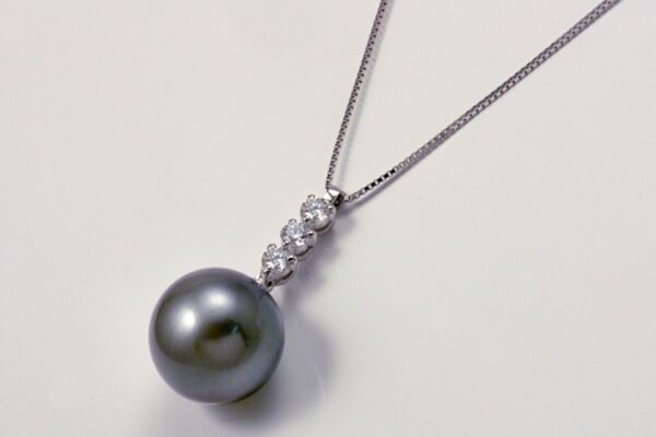 Girocollo con perla nera di Tahiti 12 mm e diamanti ct. 0.28