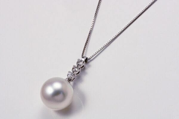 Girocollo con perla australiana 11 mm e diamanti ct. 0.14