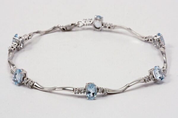 BRACCIALE IN ORO CON ACQUAMARINE CT. 2.31 E DIAMANTI CT. 0.48